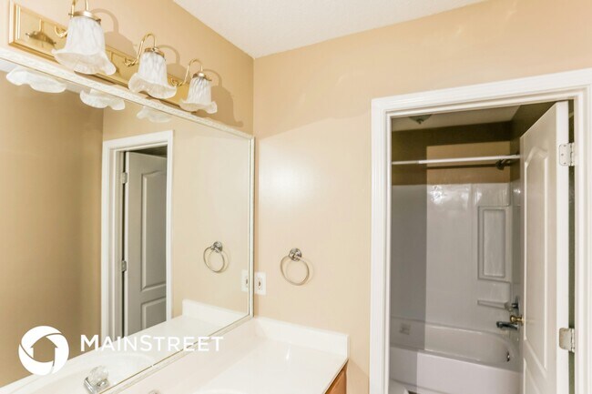 Building Photo - 6860 Hickory Crest Dr