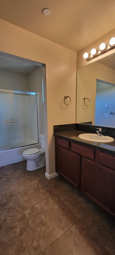 Building Photo - End Unit Condo In Highland Park Subdivision