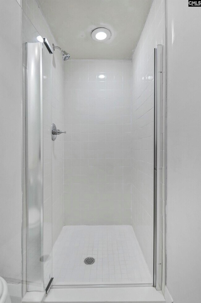 Building Photo - 5516 Lakeshore Dr