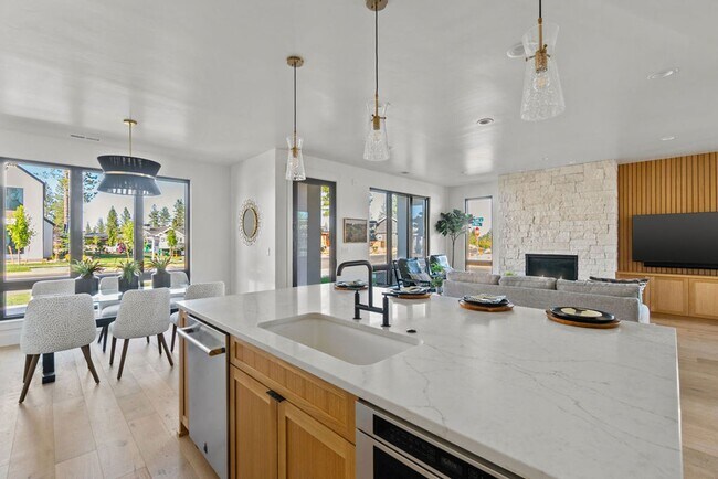 Building Photo - Exquisite Town home living: Bends desirabl...