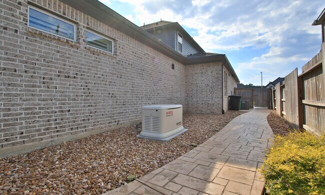 Building Photo - 902 Falcon Hollow Ln