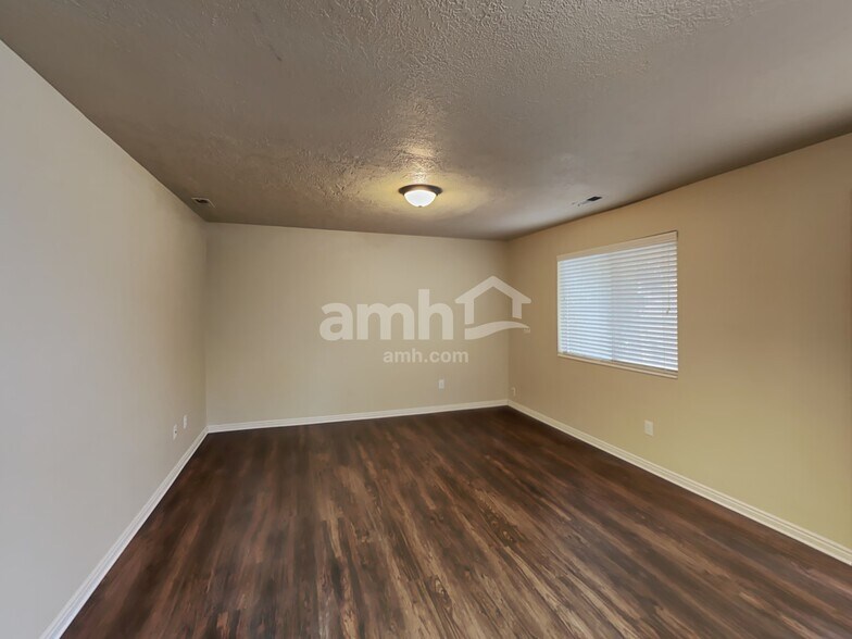 Building Photo - 568 S 925 E