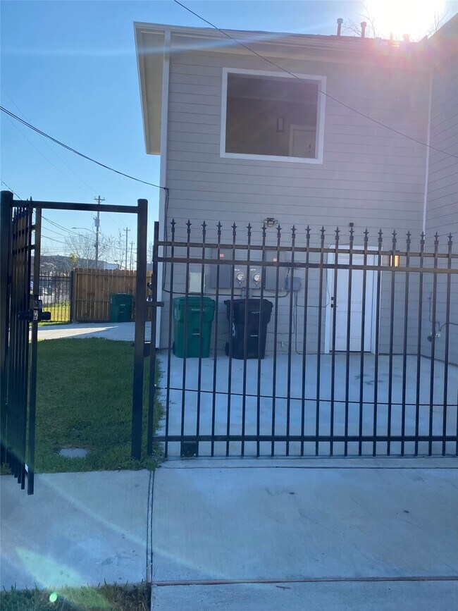 Building Photo - 3604 Dennis St