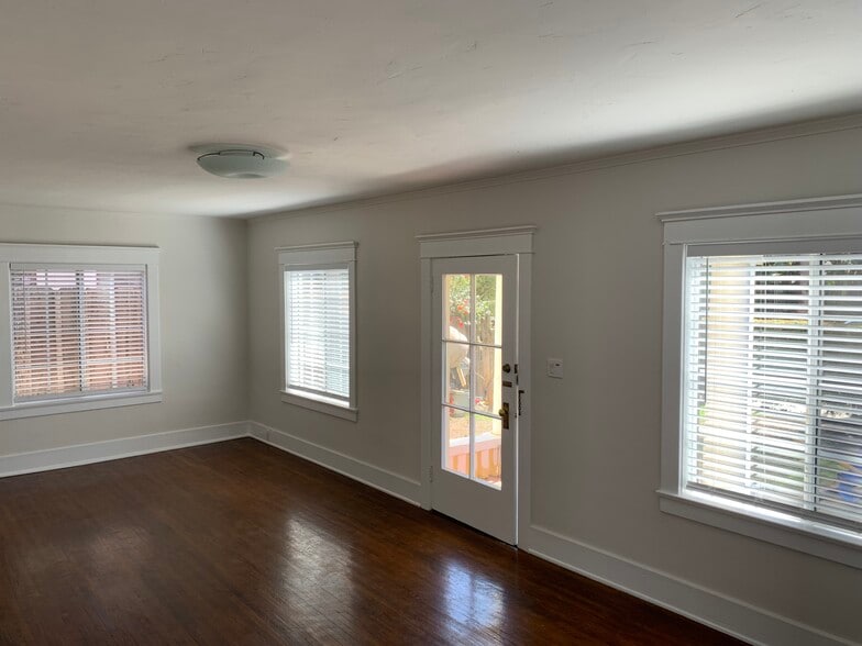 Large livingroom - 2109 Shell Ave