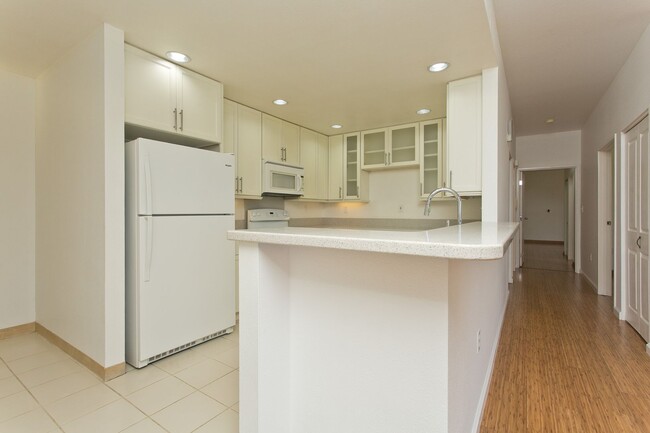 Building Photo - 3 BED, 2 BATH 2 PARKING IN GATED MOANALUA ...