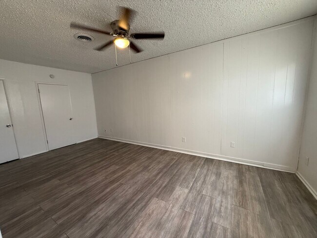 Building Photo - 2307 Lake Louise Dr