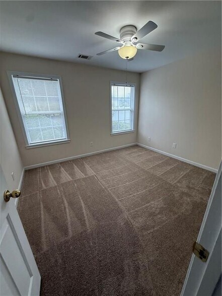 Building Photo - 1244 Saxony Dr SE