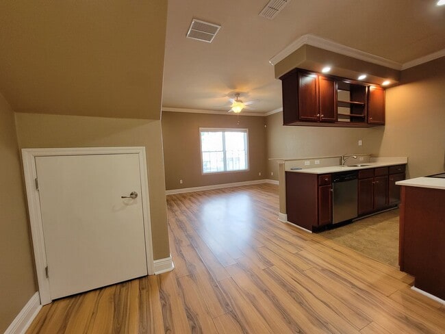 Building Photo - Upscale 3/3 town home in University Green ...