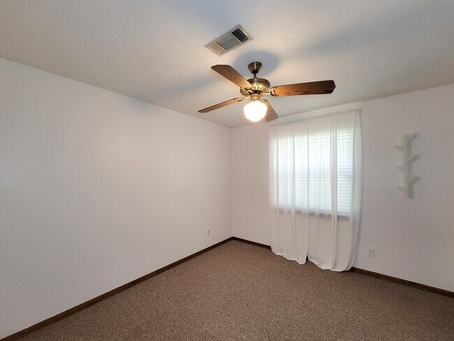 Building Photo - 10282 Valley Dr S