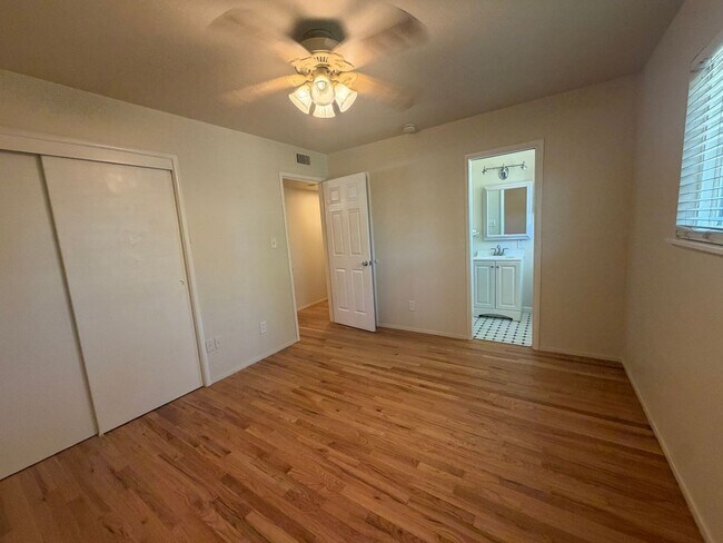 Building Photo - 4 bedroom house in Orangevale on a huge lot