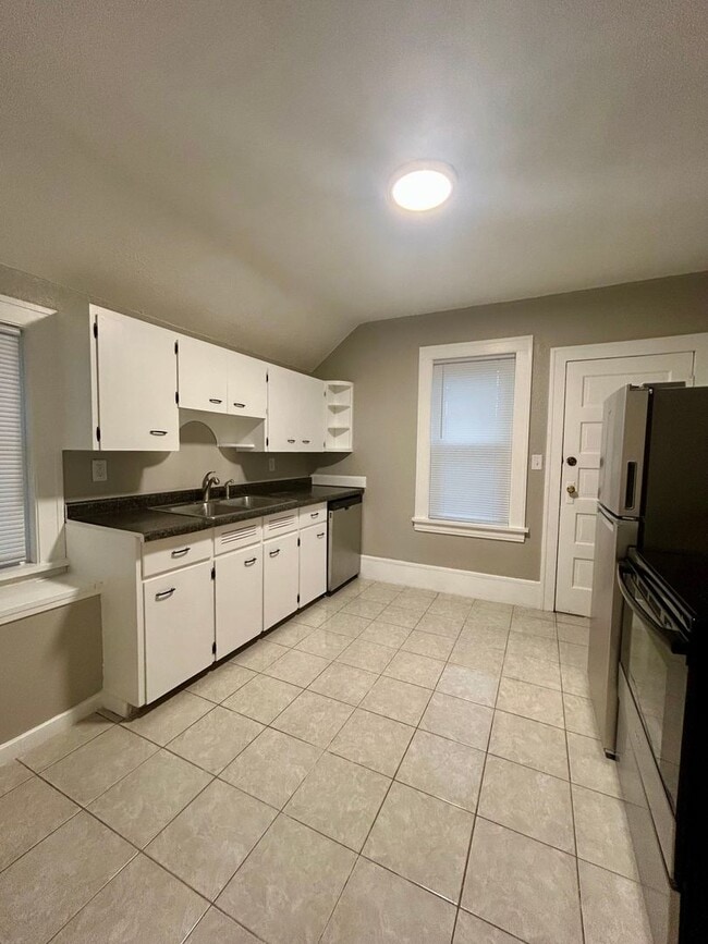 Building Photo - 906 North 6th Ave E