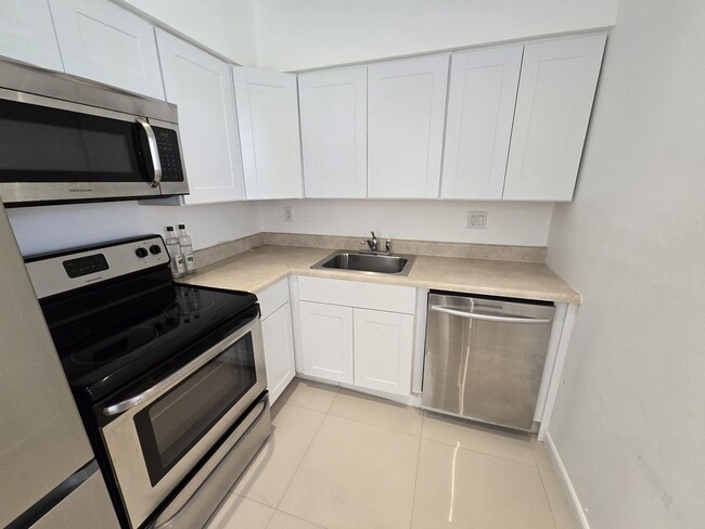 Building Photo - 2-Bed, 2-Bath Miami Condo in HOA Community – Pool, Laundry On-Site