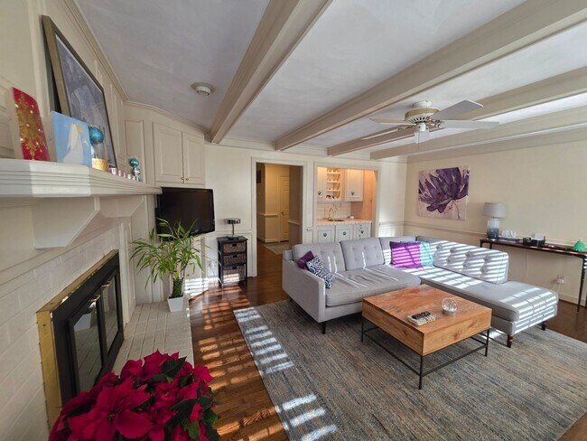 Building Photo - Ghent Square