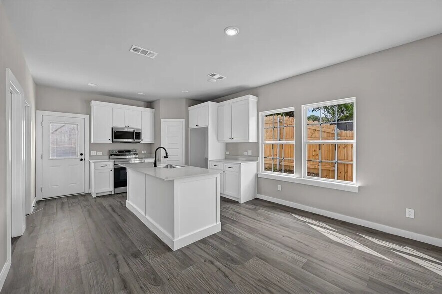 Building Photo - 2209 Brookes St