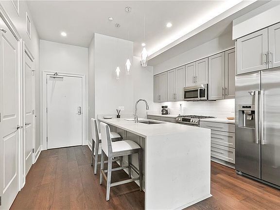 Building Photo - 731 St Charles Ave