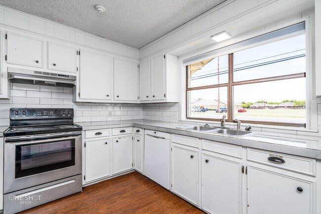 Building Photo - 951 Kenwood Dr