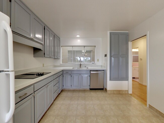 Building Photo - 4BR Home with Jaw-Dropping Views, Garage, ...