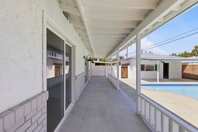 Building Photo - Beautiful modern 3 Bed + 3 Bath House + Pool + Garage