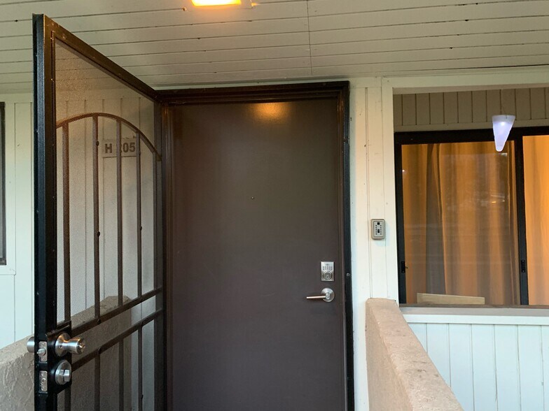 Building Photo - 685 N Ashurst Ct