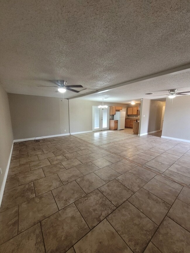 Building Photo - 3 bed 2 bath with large backyard!