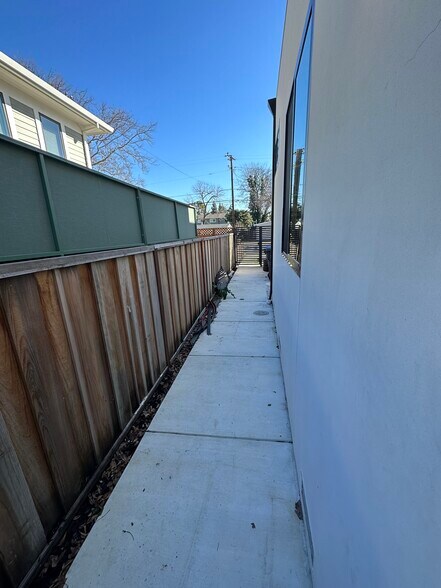Sidewalk Entrance - 438 Burgoyne St
