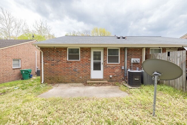 Building Photo - Charming 2-Bedroom Duplex in Colonial Heights