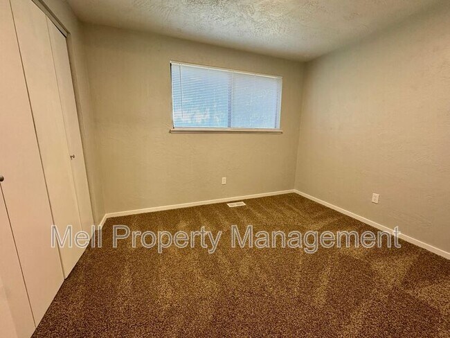 Building Photo - 526 Holly Ln