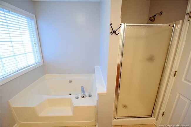Building Photo - 42 Mayflower Ct