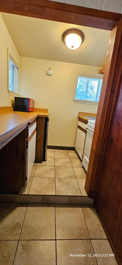 Building Photo - Centrally Located Small Cottage Studio with Private Yard