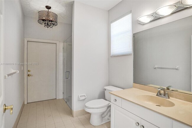 Building Photo - 2553 Jardin Manor