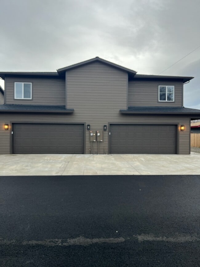 Building Photo - 1302 E Capitol Ave