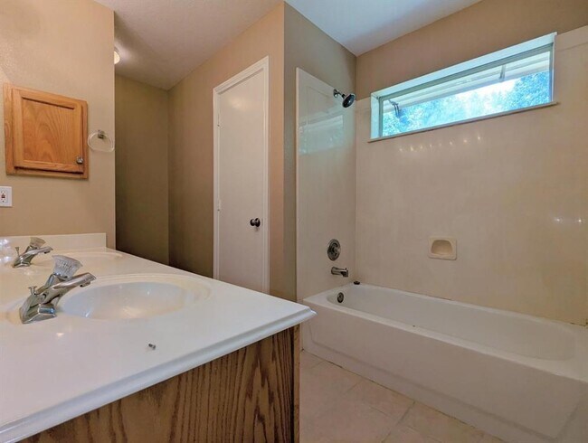 Building Photo - 3815 Maple Dr