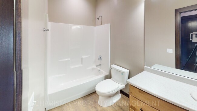 Building Photo - 4526 W Graceland Pl