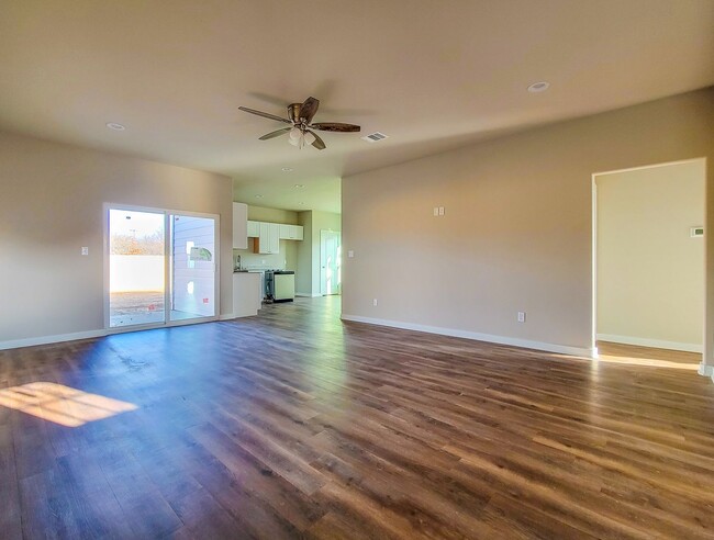 Building Photo - 3 BR/2 BA in Corsicana!