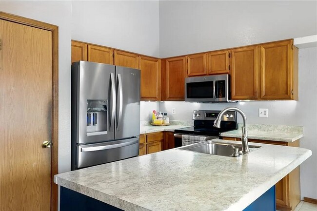Building Photo - 4 Bedroom House for RENT