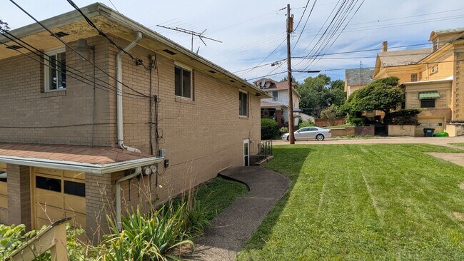 Building Photo - 321 Thorne Ave NE