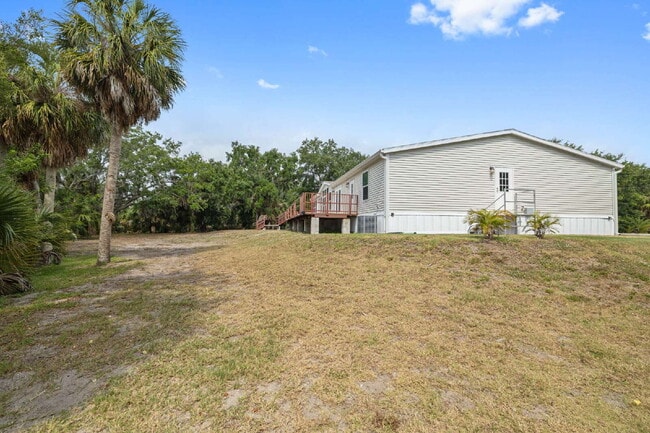 Building Photo - "Spacious 4-Bedroom Retreat with 3400 Sq Ft of Comfort in Gibsonton, FL!"