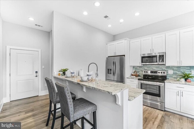 Building Photo - 537 Apple St