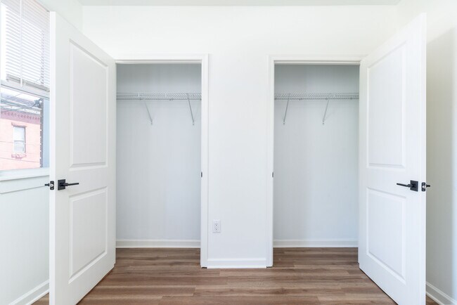 Building Photo - 2112 Sigel St