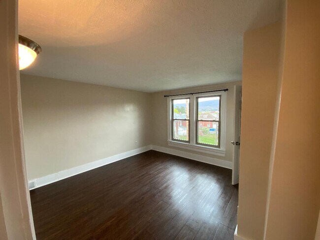 Building Photo - 218 N 12th Ave