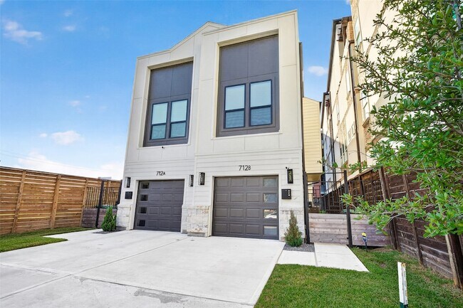 Building Photo - 712 Delano St