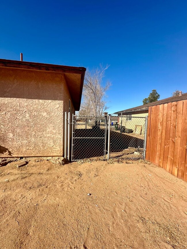 Building Photo - 3 BEDROOM APPLE VALLEY HOME