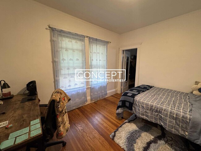 Building Photo - 100 W Adams St