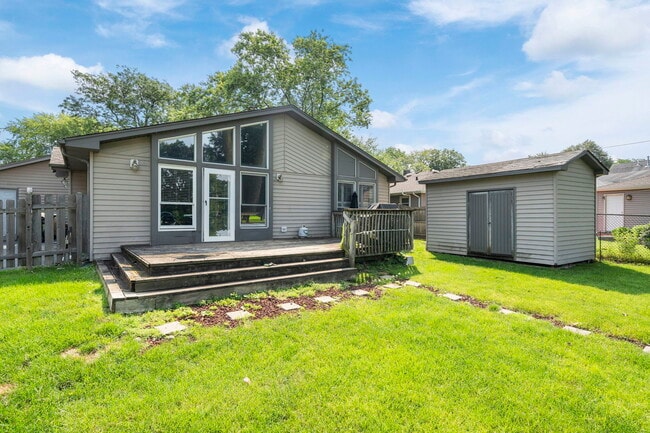 Building Photo - 2607 School Dr