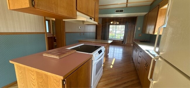 Building Photo - 795 E College St