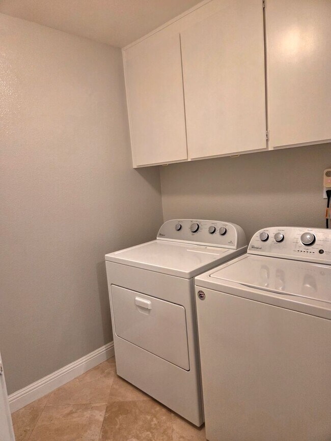 Building Photo - Spacious 3 bedroom 2 bath townhome for rent in Crow Canyon Country Club