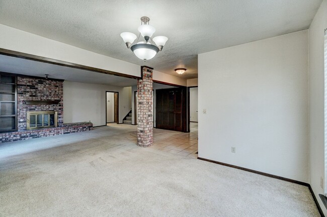 Building Photo - Inviting 3-Bedroom Home with Fireplace & P...