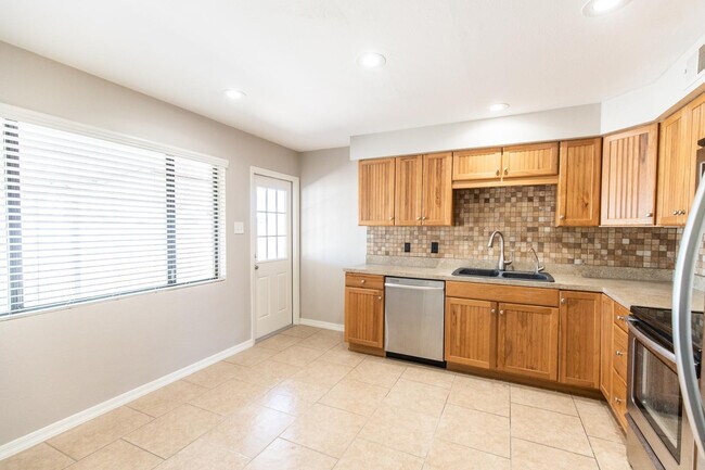 Building Photo - 8050 E Clarendon Ave