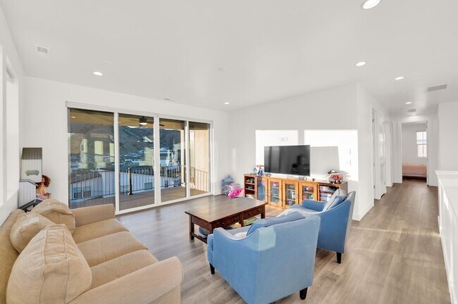 Building Photo - 1722 Oakridge Cir