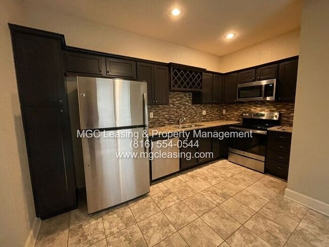 Building Photo - Eagle Creek Townhome - Unlock One Month Free with a May Move-In & 13-Month Lease